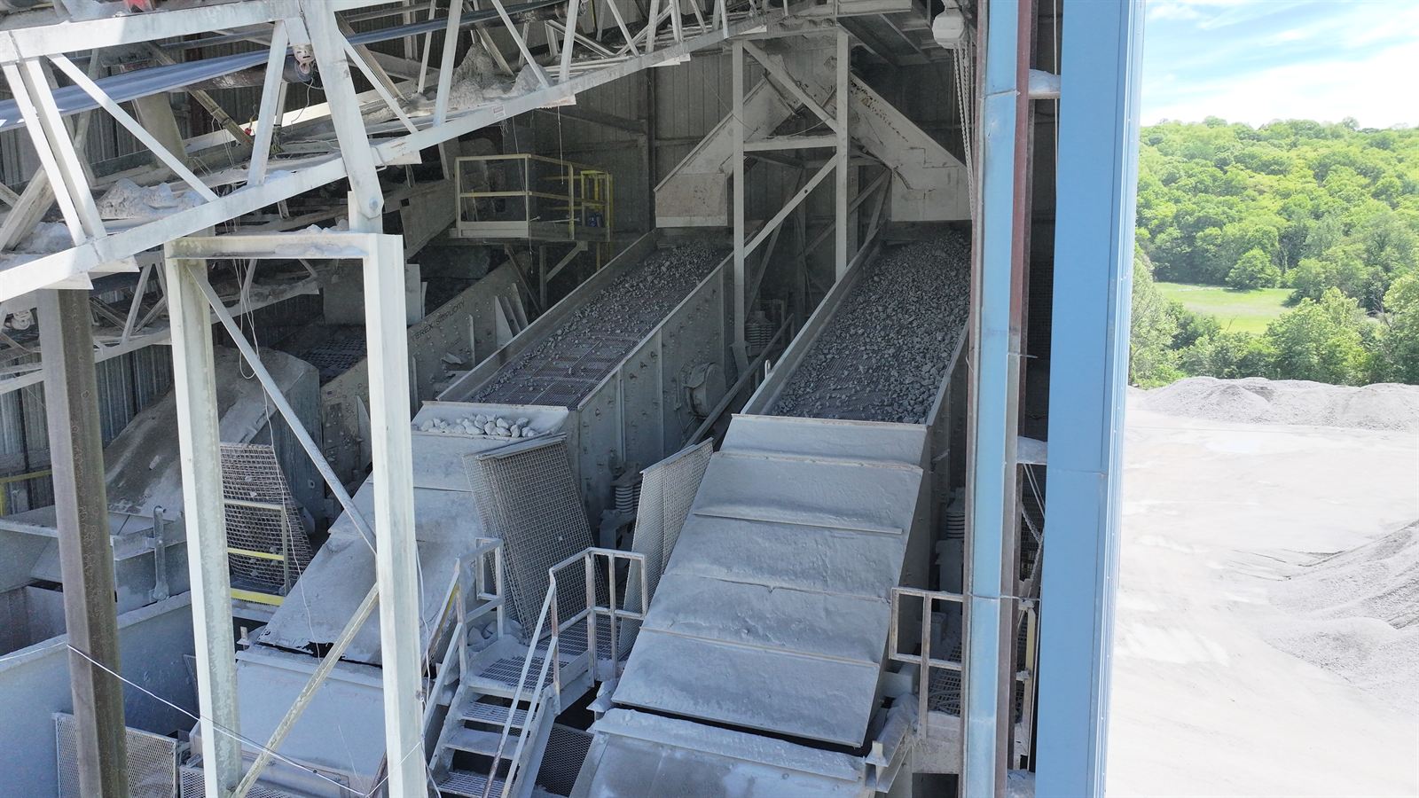 Screen decks sizing crushed limestone