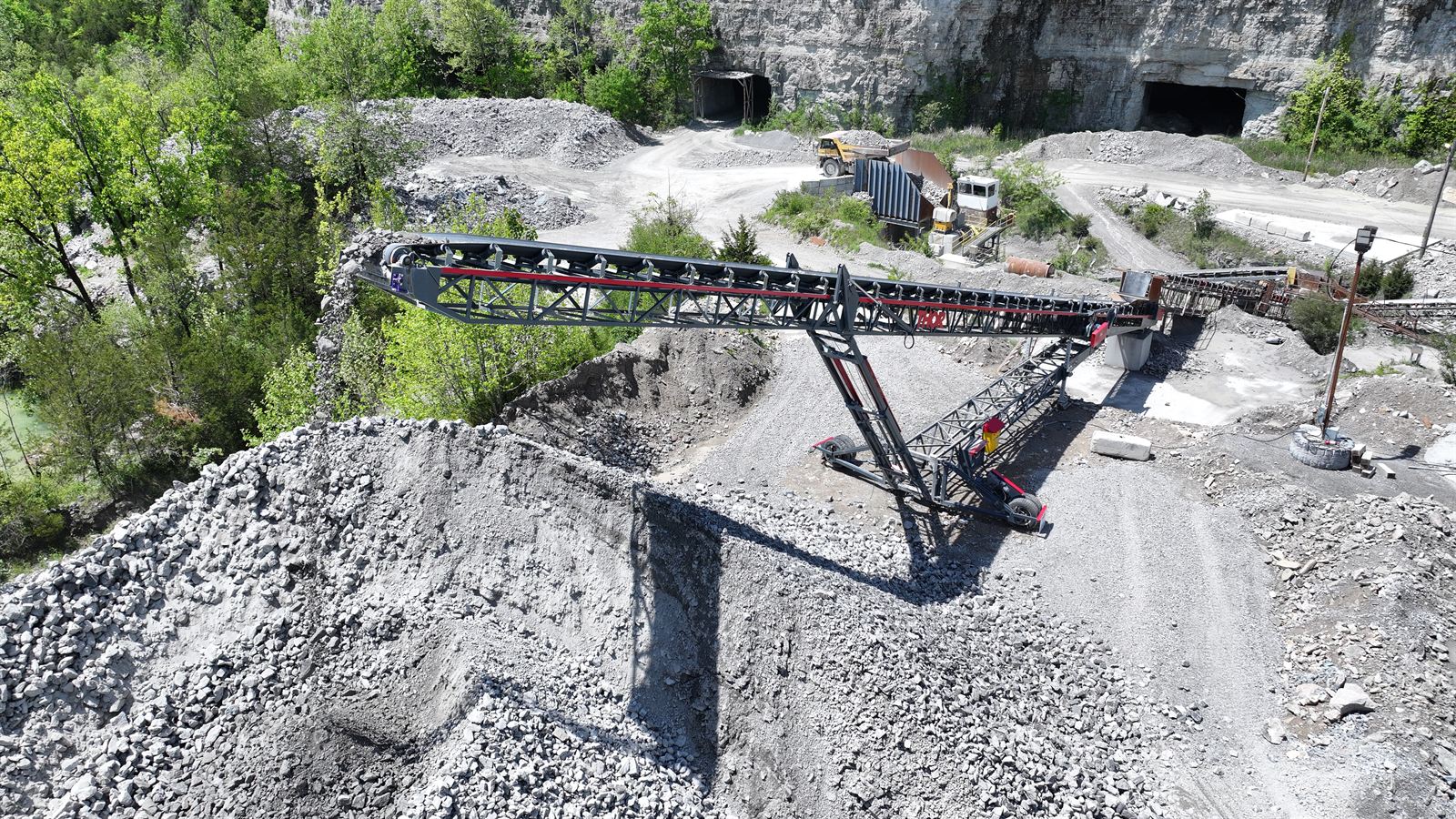Stacker conveyor building stockpile against the highwall at Lockport